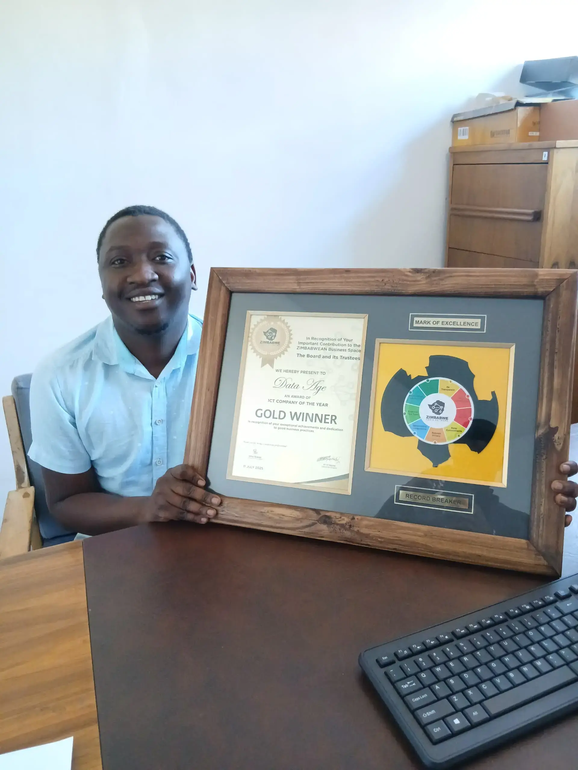 Walter K Mwanyisa holding the ZimCEO Network Gold Award